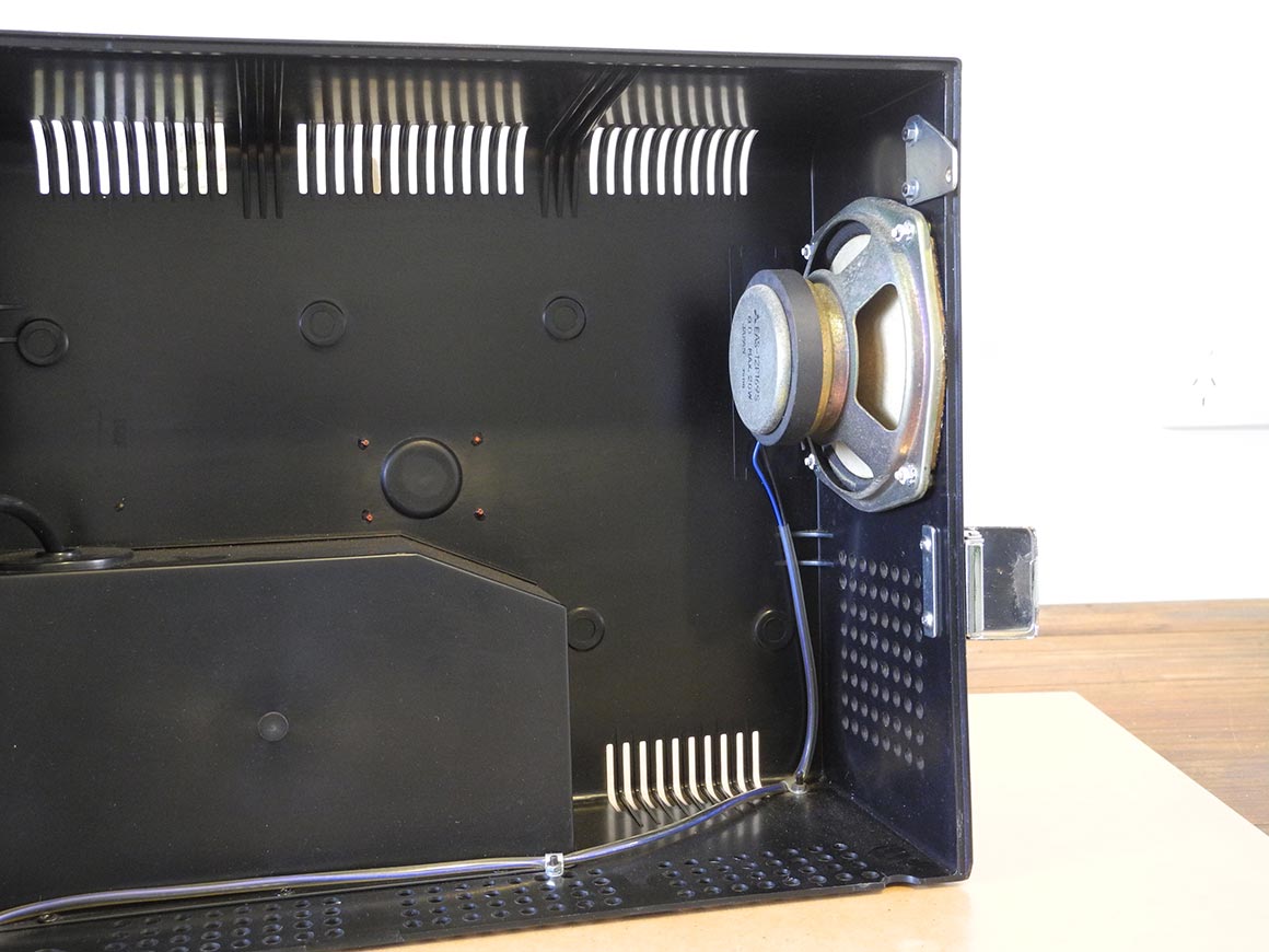photo of internal speaker in rear cover