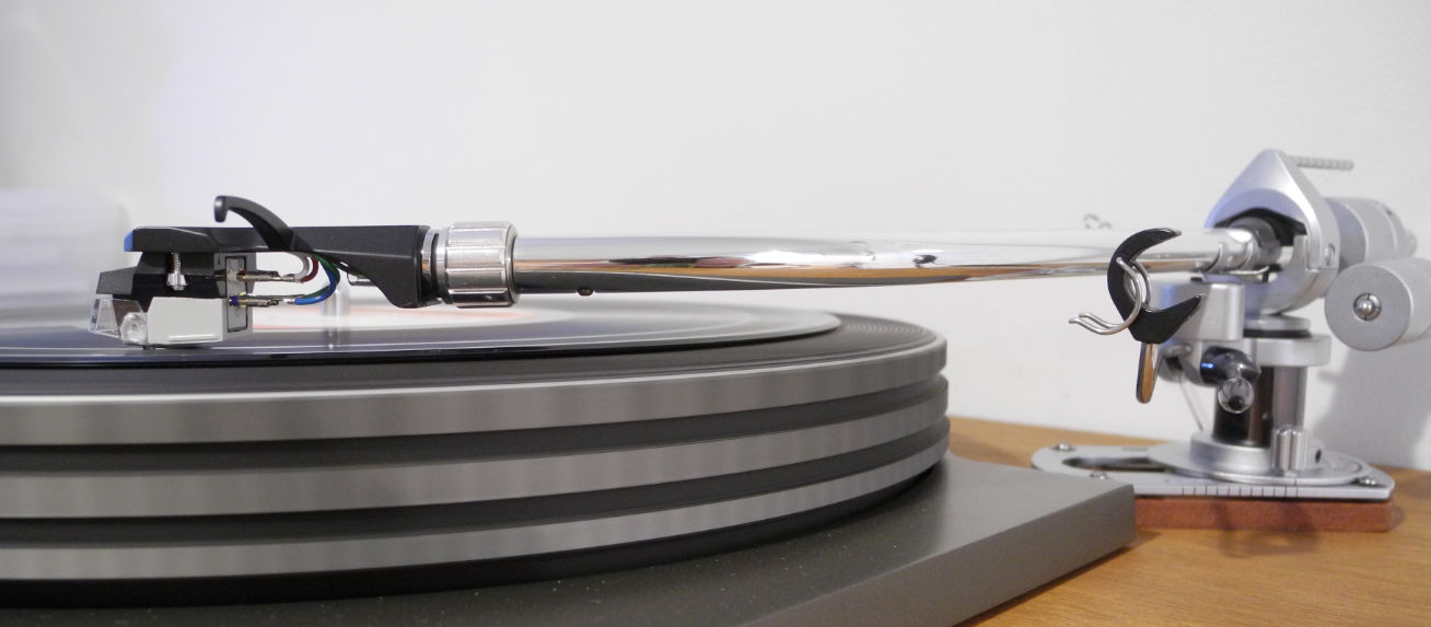 The cartridge in its headshell mounted on the SME 3009 Mk II tonearm.