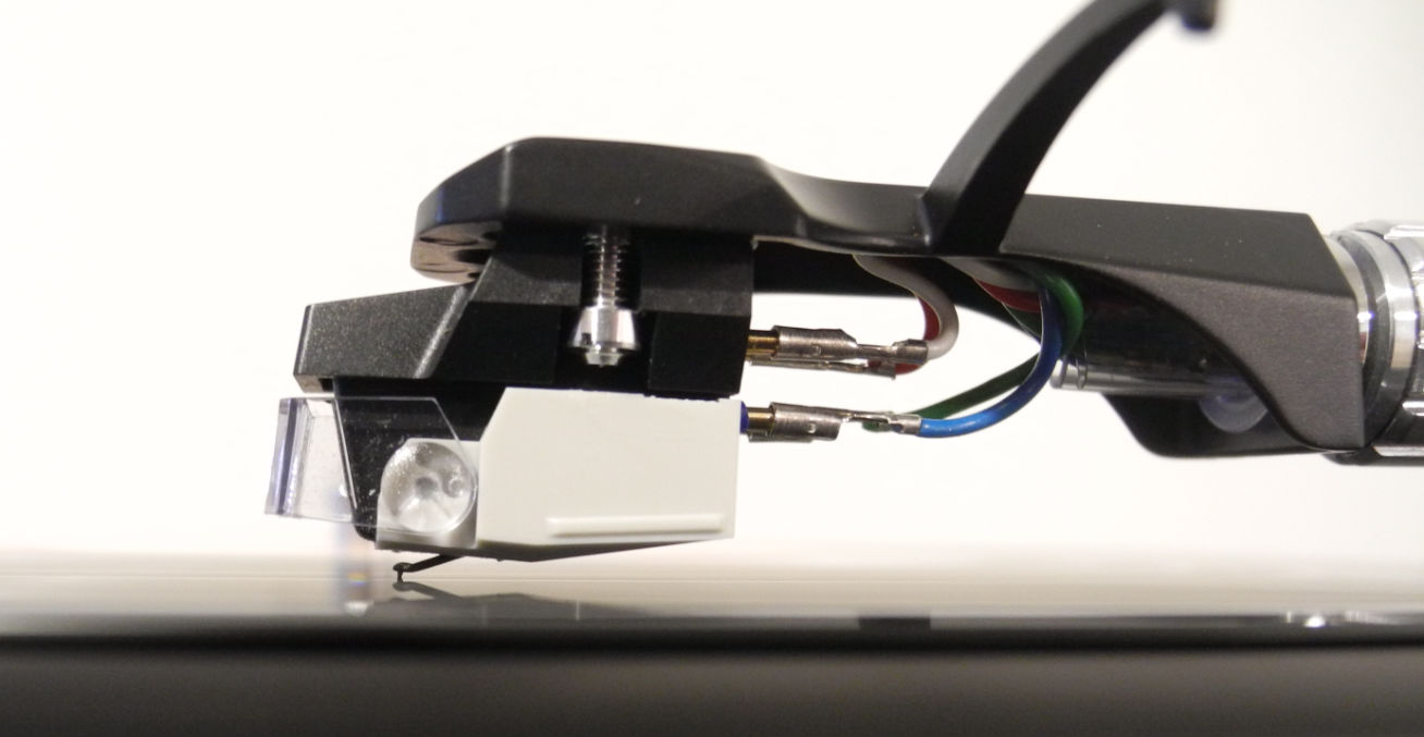 The cartridge with lower tracking weight gives better clearance from the disc surface.